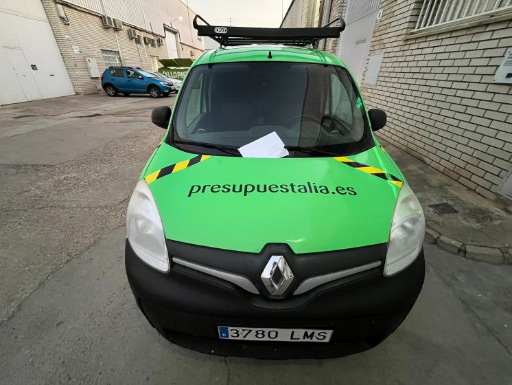 Rotulaci&oacute;n de furgoneta en integral de Reanult Kangoo, con vinilos fundidos para Presupuestalia en Sevilla.