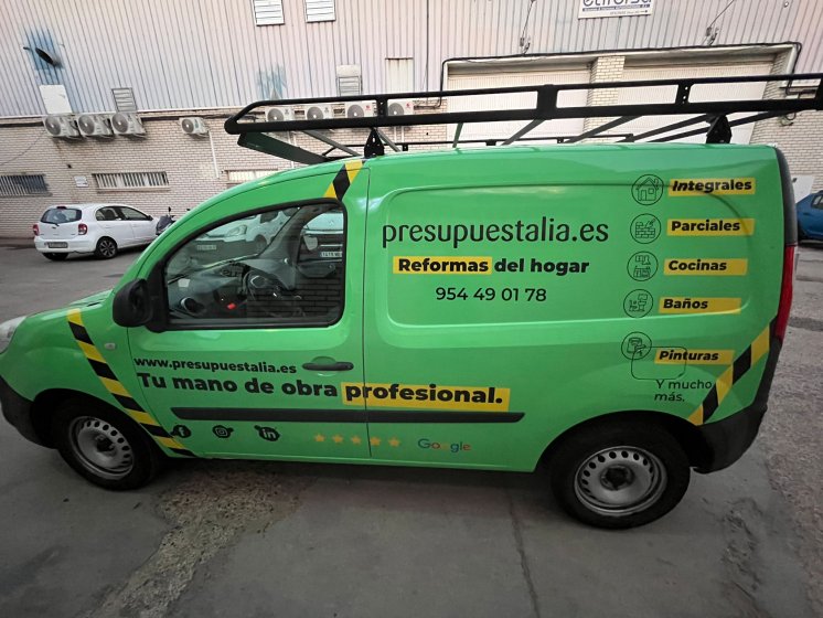 Rotulaci&oacute;n de furgoneta en integral de Reanult Kangoo, con vinilos fundidos para Presupuestalia en Sevilla.