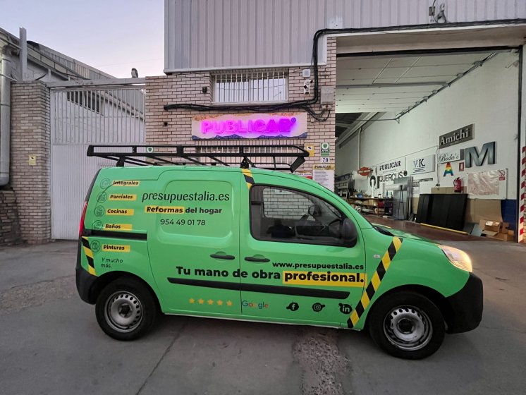 Rotulaci&oacute;n de furgoneta en integral de Reanult Kangoo, con vinilos fundidos para Presupuestalia en Sevilla.