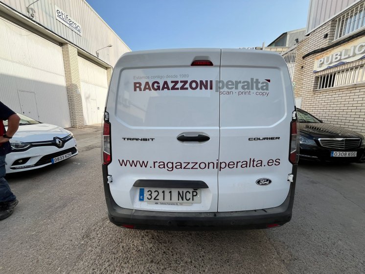 Rotulaci&oacute;n de furgoneta en vinilos de corte para Ragazzoni Peralta en Sevilla.