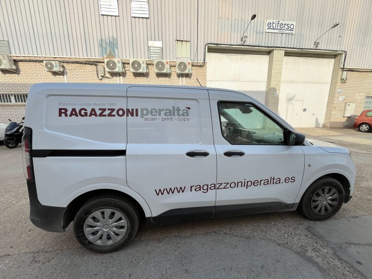 Rotulaci&oacute;n de furgoneta en vinilos de corte para Ragazzoni Peralta en Sevilla.