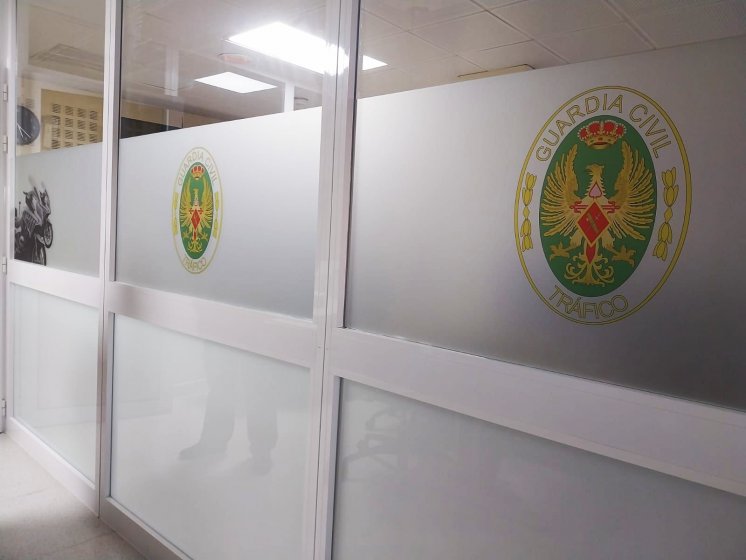 Rotulaci&oacute;n de mamparas en vinilo &aacute;cido plata impreso y laminado. &Aacute;rea de Cota en Subsector de Tr&aacute;fico de Sevilla.