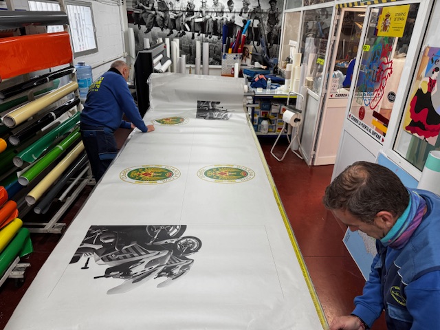 Rotulaci&oacute;n de mamparas en vinilo &aacute;cido plata impreso y laminado. &Aacute;rea de Cota en Subsector de Tr&aacute;fico de Sevilla.