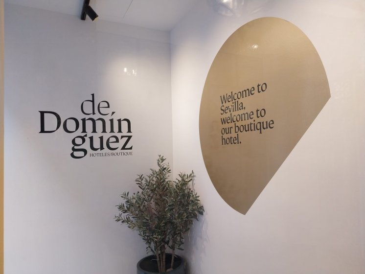 Rotulaci&oacute;n para decoraci&oacute;n de interiores para el Hotel Dom&iacute;nguez en Sevilla.