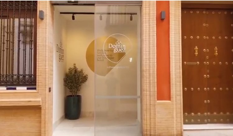 Rotulaci&oacute;n para decoraci&oacute;n de interiores para el Hotel Dom&iacute;nguez en Sevilla.