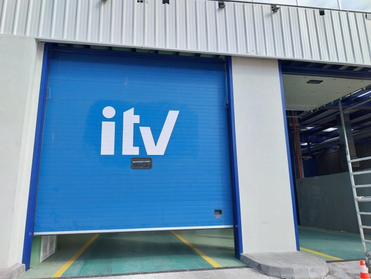 Rotulaci&oacute;n en vinilo de corte para se&ntilde;alizar las puertas de la ITV de Algeciras, C&aacute;diz.