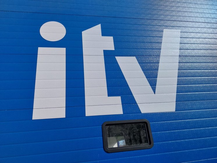 Rotulaci&oacute;n en vinilo de corte para se&ntilde;alizar las puertas de la ITV de Algeciras, C&aacute;diz.