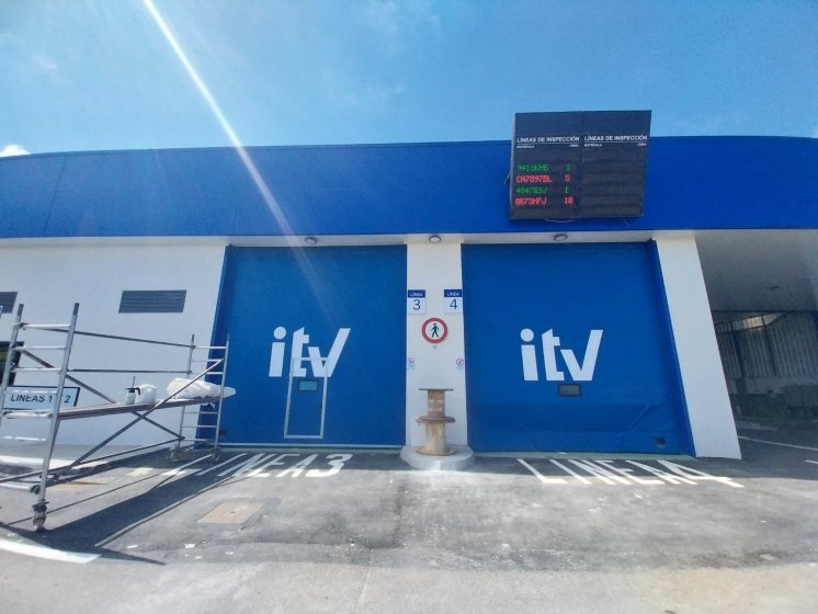 Rotulaci&oacute;n en vinilo de corte para se&ntilde;alizar las puertas de la ITV de Algeciras, C&aacute;diz.
