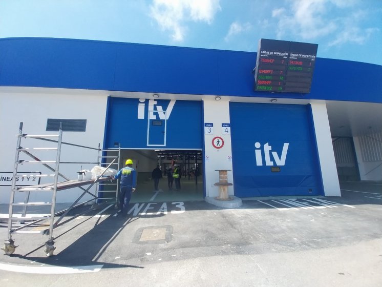 Rotulaci&oacute;n en vinilo de corte para se&ntilde;alizar las puertas de la ITV de Algeciras, C&aacute;diz.