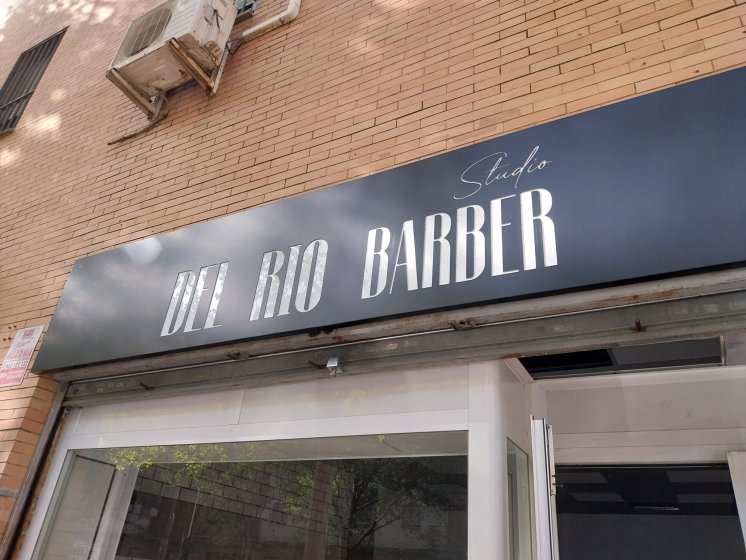 R&oacute;tulo caja corp&oacute;rea luminosa con frente calado para Barber Sevilla.