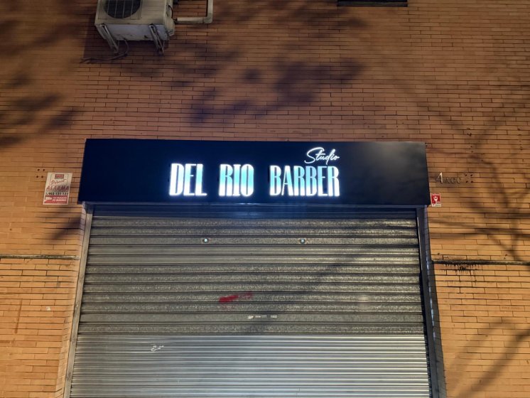 R&oacute;tulo caja corp&oacute;rea luminosa con frente calado para Barber Sevilla.