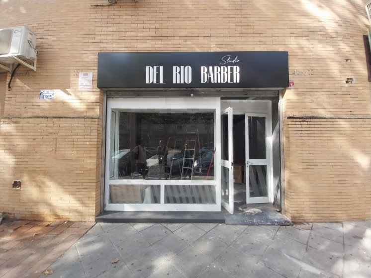 R&oacute;tulo caja corp&oacute;rea luminosa con frente calado para Barber Sevilla.