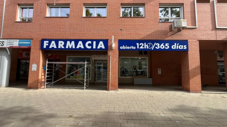 R&oacute;tulo caja corp&oacute;rea luminosa con frente calado para farmacia Ciencias Sevilla.