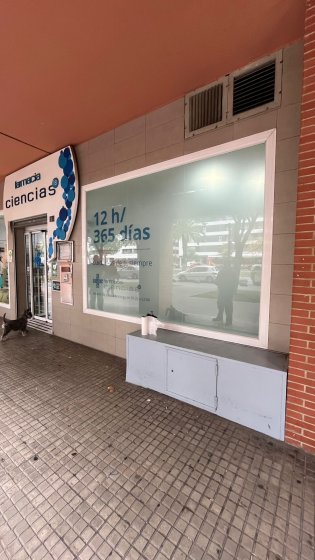 R&oacute;tulo caja corp&oacute;rea luminosa con frente calado para farmacia Ciencias Sevilla.