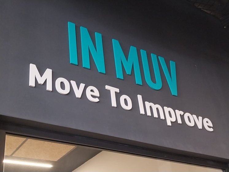 R&oacute;tulo caja corp&oacute;rea luminosa con frente calado para &Iacute;n Muv Sevilla.