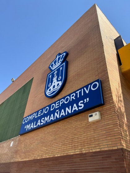 R&oacute;tulo caja corp&oacute;rea luminosa con frente en metacrilato para Centro Deportivo Malasma&ntilde;anas en Alacl&aacute; de Guadaira Sevilla.