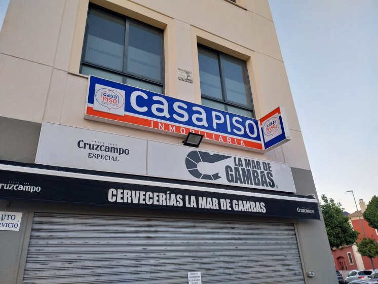 R&oacute;tulo en caja luminosa con frente de metacrilato rotulado para CasaPiso en Dos Hermanas Sevilla.