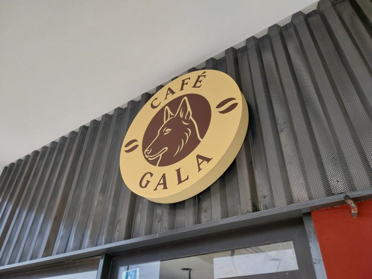 R&oacute;tulo cartel en caja corp&oacute;rea luminosa para Caf&eacute; Gala en Sevilla.