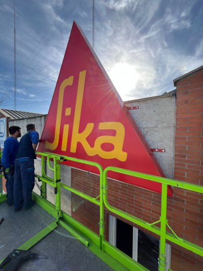 R&oacute;tulo cartel caja luminosa con frente de lona para Sika Sevilla.