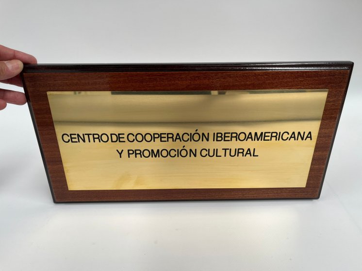 Rótulo cartel con metopa de madera y latón fresado en bajo relieve y patina de tinta. Para El Centro de Cooperación Iberoamericana y promoción Cultural. de Sevilla.