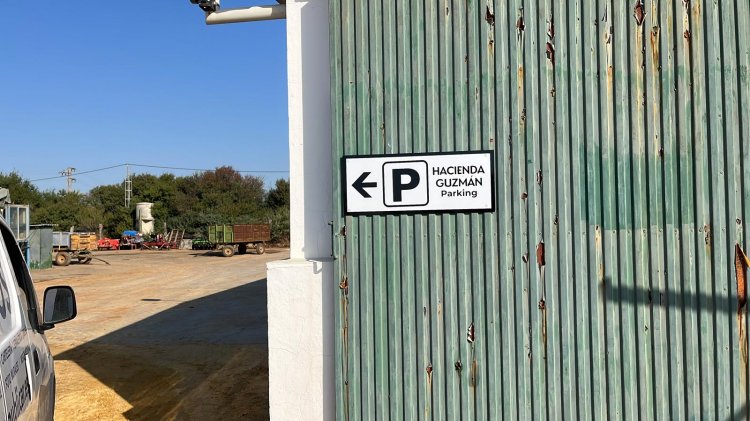 R&oacute;tulo cartel indicador de finca para Acesur en Sevilla.