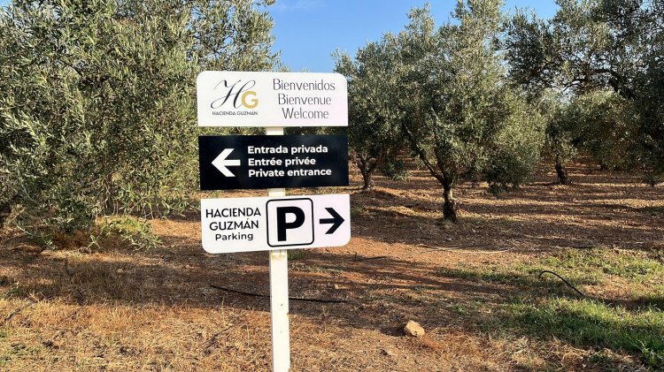 R&oacute;tulo cartel indicador de finca para Acesur en Sevilla.