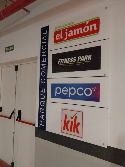 R&oacute;tulo cartel indicador para centro comercial en Alacal&aacute; de Guadaira Sevilla.