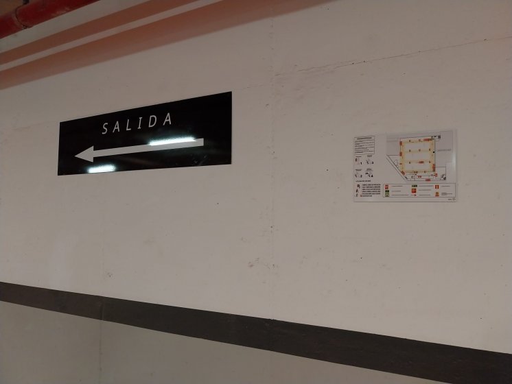 R&oacute;tulo cartel indicador para centro comercial en Alacal&aacute; de Guadaira Sevilla.