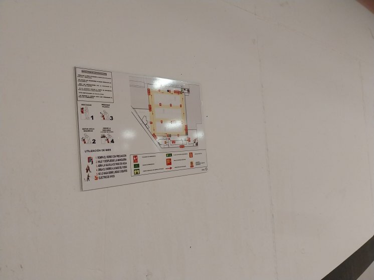 R&oacute;tulo cartel indicador para centro comercial en Alacal&aacute; de Guadaira Sevilla.