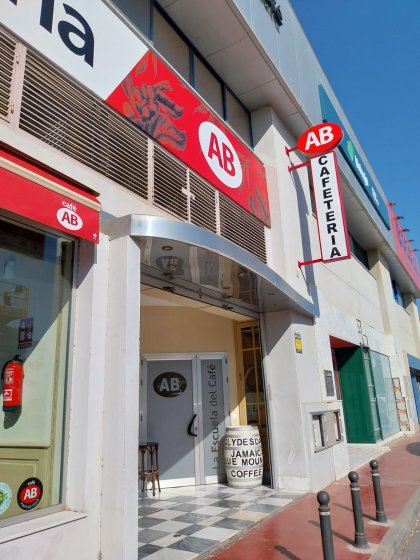 R&oacute;tulo cartel para frente de Local realizado en bandeja rotulada. Para Caf&eacute; AB Sevilla