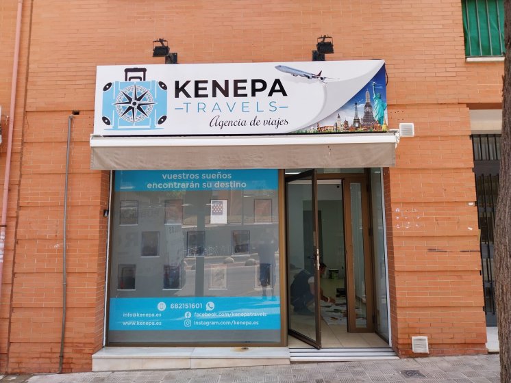 R&oacute;tulo cartel para frente de Local realizado en bandeja rotulada. Para Kenepa en Montequinto Sevilla