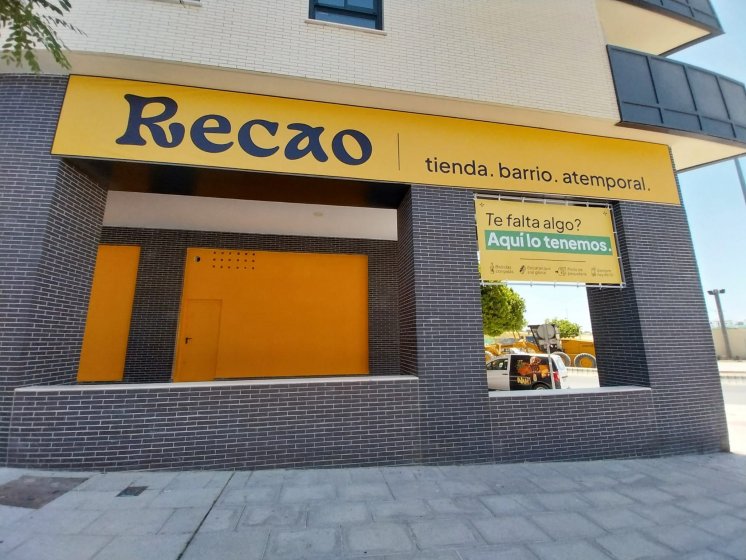 R&oacute;tulo cartel para frente de Local realizado en bandeja rotulada. Tienda Recao en Entren&uacute;cleos Dos Hermanas Sevilla
