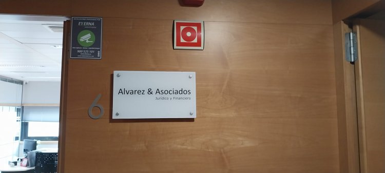Rótulo cartel para interior en metacrilato con impresión a la inversa. Álvarez y Asociados Sevilla