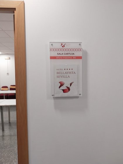 Rótulo cartel para interior en metacrilato con impresión a la inversa. Hotel Bellavista Sevilla