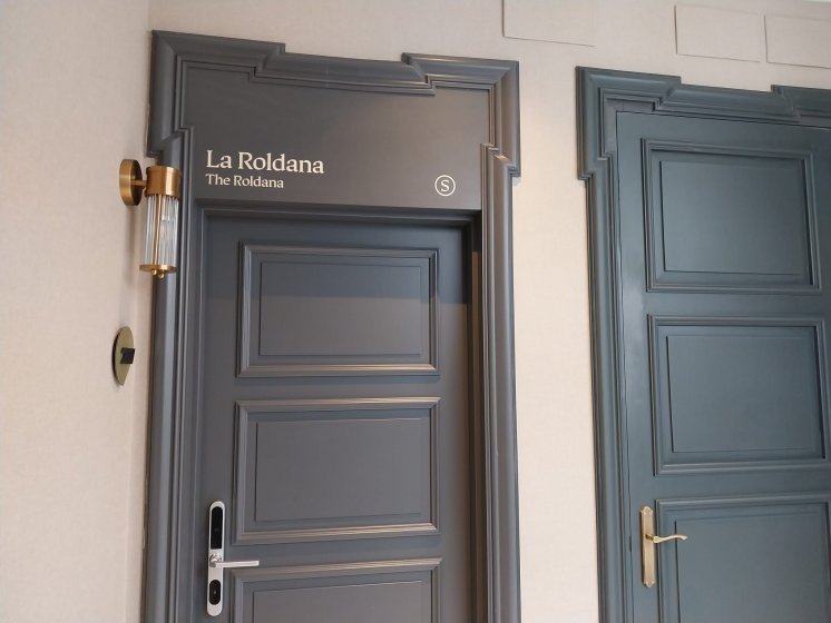 R&oacute;tulos en vinilo de habitaciones en hotel Dom&iacute;nguez en Sevilla.