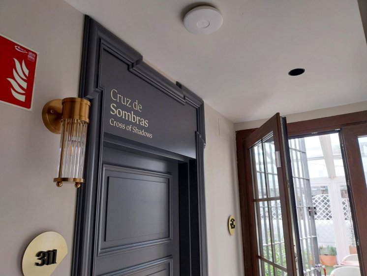 R&oacute;tulos en vinilo de habitaciones en hotel Dom&iacute;nguez en Sevilla.