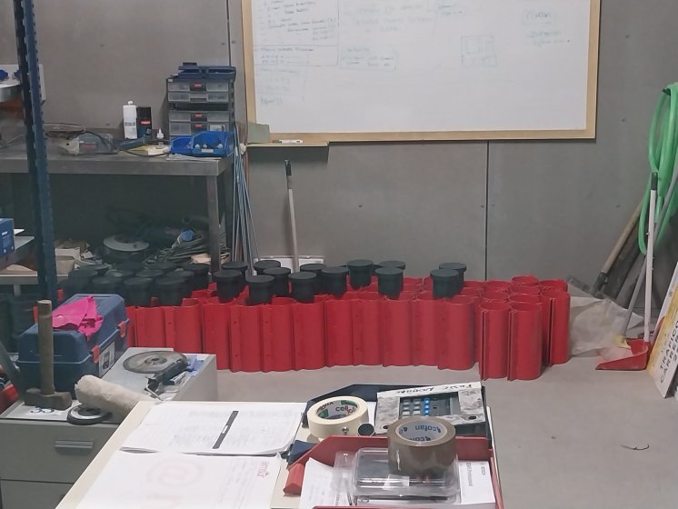 Se&ntilde;alizaci&oacute;n 2025 con m&aacute;stiles y carteles rotulados de calles, de Dos Hermanas en Sevilla.