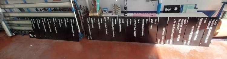 Se&ntilde;alizaci&oacute;n 2025 con m&aacute;stiles y carteles rotulados de calles, de Dos Hermanas en Sevilla.