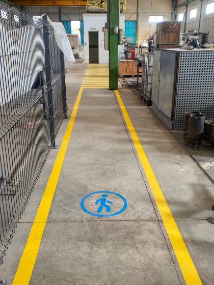 Se&ntilde;alizaci&oacute;n de suelo para fabrica de Domar en Sevilla.