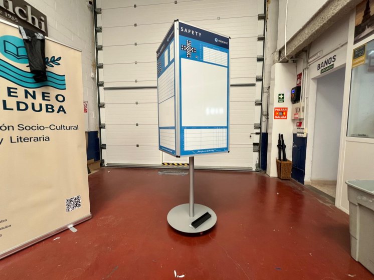 T&oacute;tem o monolito con ruedas y con 4 caras portando pizarras magn&eacute;ticas y rotuladas para Element Sevilla.