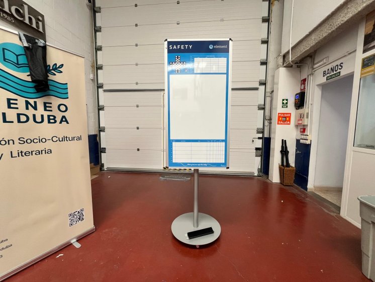 T&oacute;tem o monolito con ruedas y con 4 caras portando pizarras magn&eacute;ticas y rotuladas para Element Sevilla.