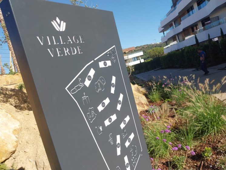 T&oacute;tem retroiluminado para urbanizaci&oacute;n Village Verde fase II en Sotogrande C&aacute;diz.