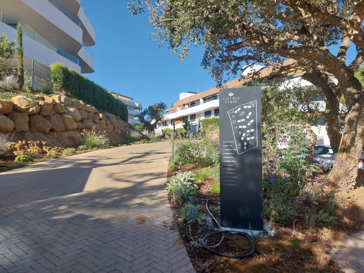 T&oacute;tem retroiluminado para urbanizaci&oacute;n Village Verde fase II en Sotogrande C&aacute;diz.
