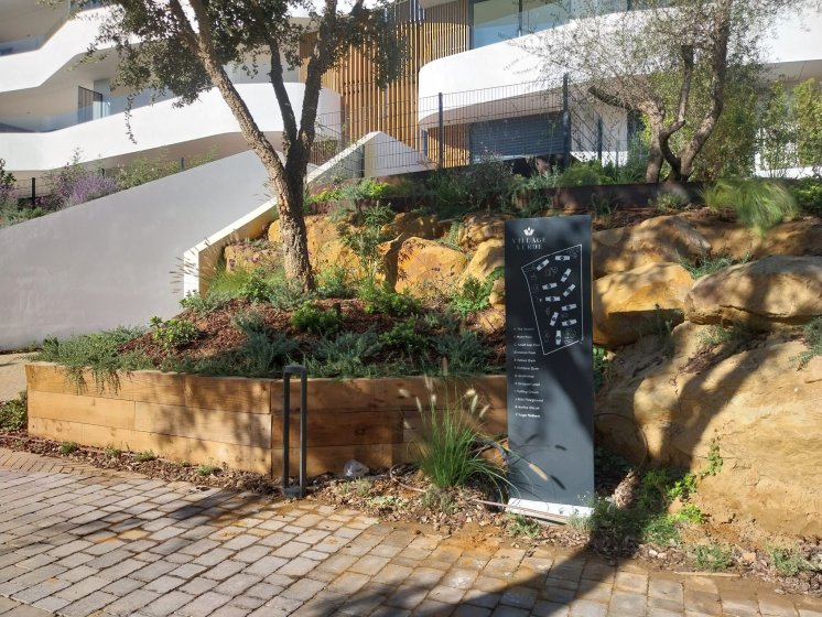T&oacute;tem retroiluminado para urbanizaci&oacute;n Village Verde fase II en Sotogrande C&aacute;diz.