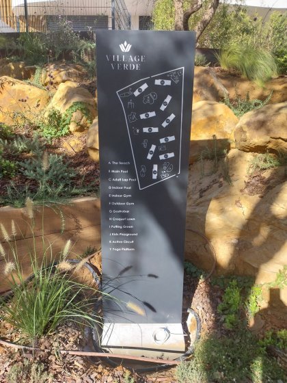 T&oacute;tem retroiluminado para urbanizaci&oacute;n Village Verde fase II en Sotogrande C&aacute;diz.