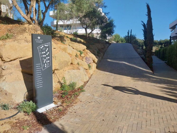T&oacute;tem retroiluminado para urbanizaci&oacute;n Village Verde fase II en Sotogrande C&aacute;diz.