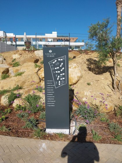 T&oacute;tem retroiluminado para urbanizaci&oacute;n Village Verde fase II en Sotogrande C&aacute;diz.