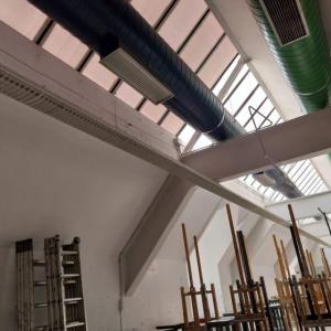 Rotulaci&oacute;n de claraboya para oscurecer y quitar rayos de sol en Facultad de Bellas Artes de la Universidad de Sevilla.