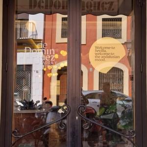 Rotulaci&oacute;n de cristal en vinilo de corte. Trabajos para Pobrelavaca.