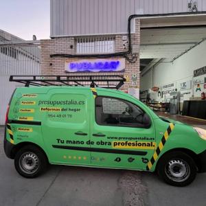 Rotulaci&oacute;n de furgoneta en integral de Reanult Kangoo, con vinilos fundidos para Presupuestalia en Sevilla.